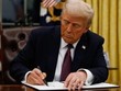 Tổng thống Mỹ Donald Trump ký sắc lệnh tại Nhà Trắng, Washington, DC. Ảnh: Getty Images/TTXVN
