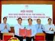 Ông Nguyễn Tấn Tuân, nguyên Chủ tịch UBND tỉnh Khánh Hòa cũ (thứ tư từ phải sang) bàn giao nhiệm vụ Bí thư Đảng ủy, Chủ tịch UBND tỉnh Khánh Hòa nhiệm kỳ 2021 - 2026 cho ông Trần Quốc Nam, nguyên Chủ tịch UBND tỉnh Ninh Thuận cũ (thứ hai từ trái sang). Ảnh: Bảo Anh 