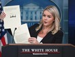 Thư ký báo chí Nhà Trắng Karoline Leavitt cầm lá thư của Tổng thống Mỹ Donald Trump gửi cho Tổng thống Hàn Quốc Lee Jae-myung để thông báo cho Seoul về mức thuế quan 25% có hiệu lực từ ngày 1/8. Ảnh: AFP