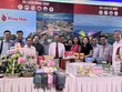 Lãnh đạo Hiệp hội Du lịch ĐBSCL và đại biểu tham quan, trải nghiệm gian hàng sản phẩm OCOP phục vụ du khách của tỉnh Đồng Tháp tại buổi Họp mặt