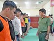 Đại tá Vũ Văn Đấu, Giám đốc Công an tỉnh Điện Biên làm việc với các đối tượng. Ảnh: CA Điện Biên.