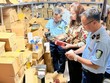 Lực lượng quản lý thị trường Hà Nội kiểm tra hàng hoá tại Hà Nội. Ảnh: Hoài Nam.