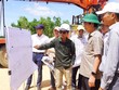 Phó chủ tịch Thường trực UBND tỉnh Quảng Trị Hoàng Nam (đội mũ xanh) kiểm tra tiến độ triển khai tuyến đường bộ ven biển đoạn tuyến qua khu vực cầu Cửa Tùng và Cửa Việt.