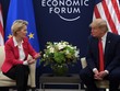Tổng thống Mỹ Donald Trump trao đổi với Chủ tịch Ủy ban châu Âu Ursula von der Leyen trước cuộc gặp của họ tại Diễn đàn Kl992 cổng game cá cược Thế giới ở Davos, vào ngày 21/1/2020. Ảnh: AFP