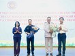 Thường trực Tỉnh uỷ Quảng Ninh tặng hoa chúc mừng tân Chi cục trưởng Chi cục Hải quan khu vực VIII Phạm Quốc Hưng (đứng thứ 2 từ phải sang).