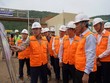 Phó chủ tịch Thường trực UBND tỉnh Quảng Trị Hoàng Nam (thứ ba, phải ảnh) nghe báo cáo tiến độ các dự án tại Trung tâm Điện lực Quảng Trạch