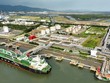 Hiện còn vướng mắc về cơ chế, chính sách trong phát triển điện khí LNG và điện gió ngoài khơi. Trong ảnh: Kho cảng LNG Thị Vải 