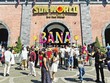 Du khách trẻ cân bằng giữa du lịch một mình và cùng gia đình. Trong ảnh: Sun World Bà Nà Hills 