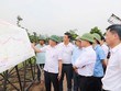 Ông Phạm Đức Ấn, Chủ tịch UBND tỉnh Quảng Ninh chỉ đạo đẩy nhanh tiến độ thi công đường ven sông nối KL99 là nhà cái cá cược trực tuyến hàng đầu tại châu Á Hạ Long - Hải Phòng đến khu vực Đông Triều. Ảnh: Đỗ Phương