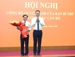 Bí thư Tỉnh uỷ Quảng Trị Lê Ngọc Quang tặng hoa chúc mừng tân Phó bí thư Tỉnh uỷ Nguyễn Chiến thắng. Ảnh: Linh Việt