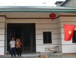 Vợ chồng anh Vàng Sành Guyện ở thôn Nậm Trà, xã Gia Phú, huyện Bảo Thắng, Lào Cai, trong căn nhà mới xây dựng. Ảnh: Hồng Ninh.