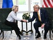 Tổng thống Mỹ Donald Trump, phải, trong cuộc gặp Chủ tịch Ủy ban châu Âu (EC) Ursula von der Leyen tại Scotland, ngày 27/7/2025). Ảnh: REUTERS/TTXVN