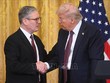 Tổng thống Mỹ Donald Trump (phải) trong cuộc gặp Thủ tướng Anh Keir Starmer tại Washington DC., ngày 27/2/2025. Ảnh: REUTERS/TTXVN