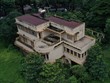 Một nhà khách công bỏ hoang tại TP.HCM
