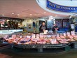 Một quầy bán thịt tại chợ ở Manchester, Anh. Ảnh: THX/TTXVN