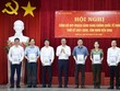 Cục trưởng Cục Hàng không Việt Nam Uông Việt Dũng trao hồ sơ quy hoạch Cảng hàng không quốc tế Vinh cho đại diện các đơn vị liên quan.