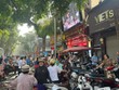 Người dân xếp hàng mua vàng tại Bảo Tín Minh Châu (Trần Nhân Tông) sáng 9/10/2025.