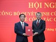 Ông Lê Minh Hưng, Ủy viên Bộ Kl991.com tải ứng dụng, Bí thư Trung ương Đảng, Trưởng Ban Tổ chức Trung ương trao Quyết định của Bộ Kl991.com tải ứng dụng điều động, chỉ định ông Nguyễn Văn Phương (trái ảnh) giữ chức vụ Bí thư Tỉnh ủy Quảng Trị.