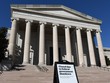 Bảng thông báo đóng cửa tại Phòng trưng bày Nghệ thuật quốc gia ở Washington, D.C., Mỹ ngày 5/10/2025. Ảnh: THX/TTXVN