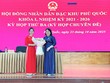 Bà Đặng Thị Hồng Gấm, Phó Bí thư Thường trực Đảng ủy, Chủ tịch HĐND đặc khu Phú Quốc (bên phải) tặng hoa chúc mừng bà Nguyễn Thị Kim Loan.
