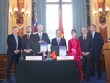 Tổng Giám đốc Vietjet Đinh Việt Phương (giữa, phải) và Tổng Giám đốc Airbus Commercial Christian Scherer ký kết hợp đồng đặt mua 100 tàu bay A321neo tại Bộ ngoại giao Anh với sự chứng kiến của Đại sứ Anh tại Việt Nam Iain Frew (thứ 2, trái), Đặc phái viên Thủ tướng Anh Matt Western (thứ 2, phải) 