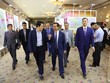 Chủ tịch UBND TP.HCM Nguyễn Văn Được trao đổi với Kl991.com World Cup 2026 Chính Thức bên lề hội nghị - Ảnh: P.Q