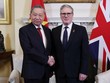Tổng Bí thư Tô Lâm bắt tay Thủ tướng Anh Keir Starmer. Ảnh: TTXVN. 