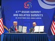 Thủ tướng Anwar Ibrahim và Tổng thống Mỹ Donald Trump tại lễ ký thảo thuận thương mại song phương. Ảnh: TTXVN