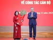 Tổng Bí thư Tô Lâm trao quyết định của Bộ Kl991.com tải ứng dụng tới đồng chí Bùi Thị Minh Hoài.