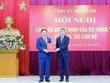 Trưởng ban Tổ chức Trung ương Lê Minh Hưng trao Quyết định của Bộ Kl991.com tải ứng dụng cho tân Bí thư Tỉnh ủy Nghệ An Nguyễn Khắc Thận. Ảnh Phạm Bằng