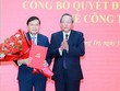 Ông Hoàng Đăng Quang, Phó trưởng Ban Tổ chức Trung ương (bên phải) trao quyết định cho ông Lê Hồng Vinh.