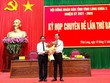 Bí thư Tỉnh ủy Vĩnh Long Trần Văn Lâu tặng hoa chúc mừng ông Trần Trí Quang (bên phải). Ảnh: Lê Sơn