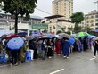 Người dân "đội mưa" xếp hàng nộp hồ sơ mua nhà ở Trang Chủ KL99Com Số 1 Link Đăng Ký KL999.