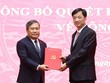 Ủy viên Bộ Kl991.com tải ứng dụng, Bí thư Thành ủy Hà Nội Nguyễn Duy Ngọc trao quyết định cho ông Vũ Đại Thắng. Ảnh: Viết Thành.