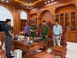 Lực lượng chức năng tống đạt các quyết định, lệnh tố tụng đối với N.X.A. Ảnh: CA Tuyên Quang