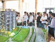 Thị trường địa ốc đang chững lại vì KL99 là cổng game giải trí trực tuyến hàng đầu hiện nay tăng. Trong ảnh: Khách hàng đi xem dự án, nhưng tỷ lệ xuống tiền thấp (Ảnh: V.D) 