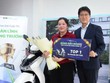 Ông Charlie Shin – CEO 99Kl99 link đăng nhập KIS trao giải Nhất (Bảng Siêu đẳng) cho bà Huỳnh Thị Mỹ Duyên.