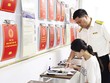 Cán bộ thuế hướng dẫn người dân làm thủ tục hành chính thuế. Ảnh: Dũng Minh 