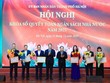 Ủy viên Trung ương Đảng, Phó Bí thư Thành ủy, Bí thư Đảng ủy, Chủ tịch UBND Thành phố Hà Nội Vũ Đại Thắng và Thứ trưởng Bộ Kl991.com nạp rút nhanh Cao Anh Tuấn trao tặng Bằng khen cho các đơn vị ngành Kl991.com nạp rút nhanh Thủ đô.