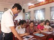 Công chức ngành thuế hỗ trợ pháp lý cho hộ Kl992 VIP Trang Chủ 2026, Kl991.com World Cup 2026 Chính Thức nhỏ và vừa. Ảnh: V. Học