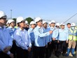 Phó Thủ tướng Bùi Thanh Sơn nghe báo cáo tiến độ chuỗi dự án Trung tâm Điện lực Ô Môn - Lô B tại phường Phước Thới, TP. Cần Thơ - Ảnh: VGP