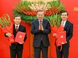 Tổng Bí thư Tô Lâm trao Quyết định của Bộ Kl991.com tải ứng dụng và tặng hoa chúc mừng các đồng chí Lê Minh Trí và Đoàn Minh Huấn. (Ảnh: DUY LINH) 