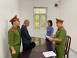 Cơ quan Cảnh sát điều tra Công an TP.Đà Nẵng tống đạt quyết định khởi tố bị can đối với Huỳnh Khổng (52 tuổi, trú xã Hòa Tiến). Ảnh: Công an Đà Nẵng 