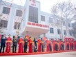 Các đại biểu thực hiện nghi thức cắt băng khánh thành tòa nhà khám chữa bệnh Trung tâm Y tế Tương Dương. Ảnh: Ánh Dương