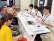Cán bộ của Trung tâm phục vụ hành chính công Hà Nội hướng dẫn thủ tục cho người dân. Ảnh minh họa.