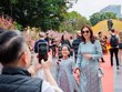 Người dân và du khách lưu giữ khoảnh khắc du xuân trong không gian lễ hội rực rỡ sắc hoa tại Hà Nội dịp Tết Nguyên đán Bính Ngọ 2026.