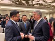 Quyền Bộ trưởng Bộ Công thương Lê Mạnh Hùng trao đổi với ông David Fogel, Trợ lý Bộ trưởng Bộ Thương mại, Giám đốc cơ quan Thương mại quốc tế Mỹ. 