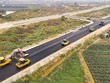 Thi công xây dựng đường song hành thuộc Dự án vành đai 4 vùng Thủ đô. 