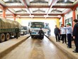 Phó Chủ tịch UBND tỉnh Quảng Trị Lê Đức Tiến (đội mũ cối xanh) kiểm tra khu vực dừng làm thủ tục thông quan cho các phương tiện tại Cửa khẩu quốc tế Cha Lo