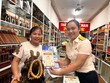 Công chức thuế tuyên truyền, giới thiệu ứng dụng thuế điện tử đến người nộp thuế. Ảnh: TN
